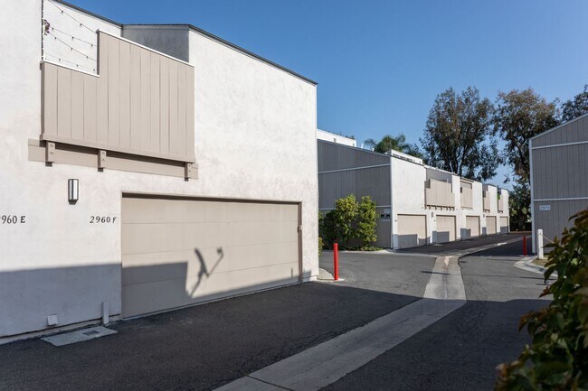 Building Photo - 3 bed 2 bath Townhouse located in South Coast Metro