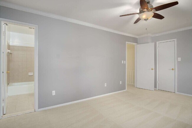 Building Photo - Charming Townhouse: Your New Home Awaits!