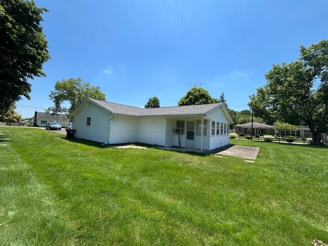 Building Photo - Country Feel