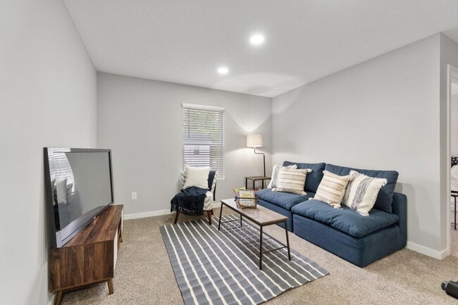 Building Photo - 382 N Franklin St