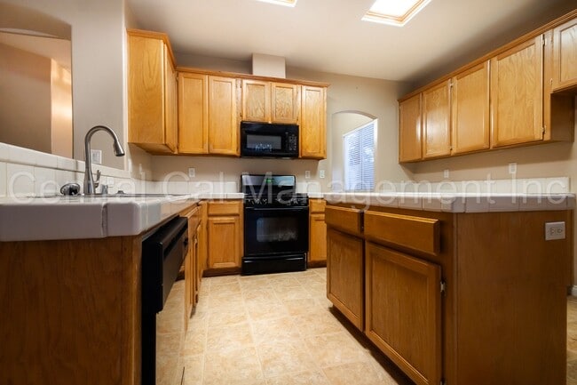 Building Photo - Large 4 Bedroom, 3 Bath Home in the Desire...