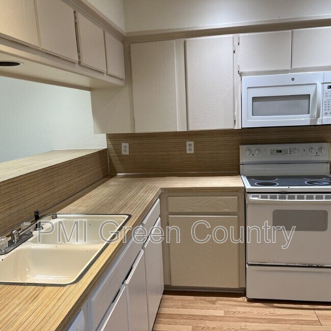 Building Photo - 6028 S 90th E Pl