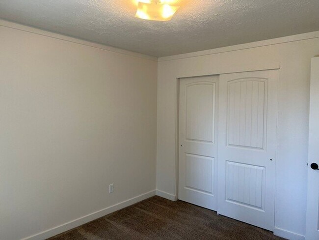 Building Photo - 1274 E Santiam St