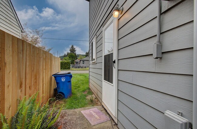 Building Photo - Heigh 710-712
