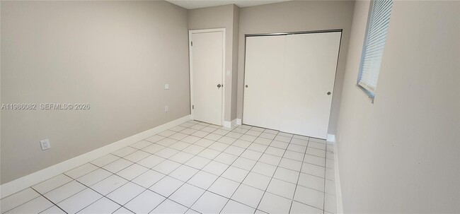 Building Photo - 800 SW 10th Ave