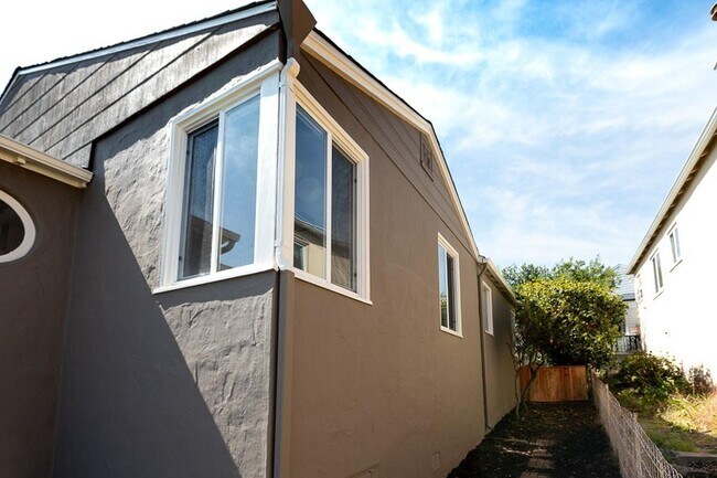 Building Photo - Elegant Kensington living with comfort, character, and scenic appeal