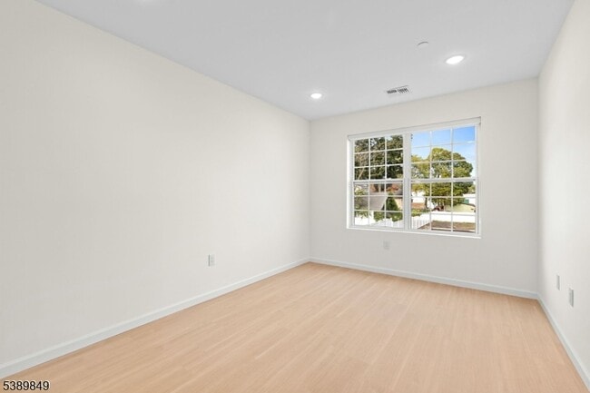 Building Photo - 70 Ridgedale Ave