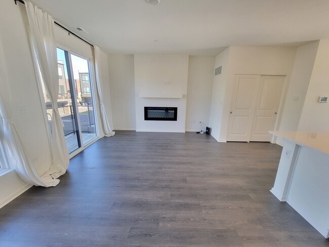 Building Photo - 1270 Lakepointe Dr