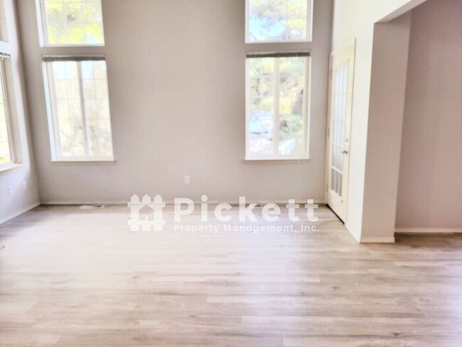 Building Photo - Lovely 3 Bedroom Ridgetop Townhome
