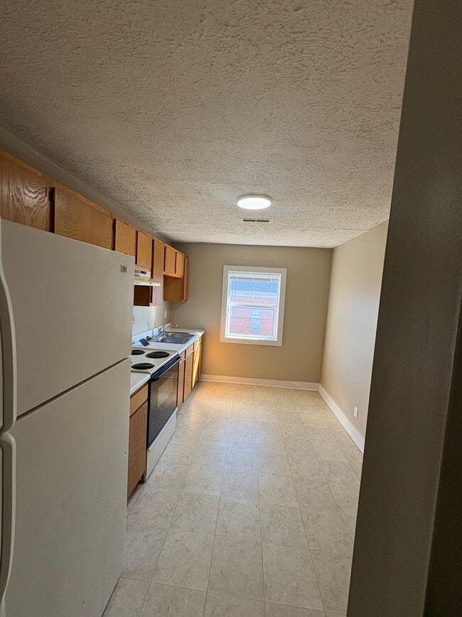 Building Photo - 107 E Hickman St