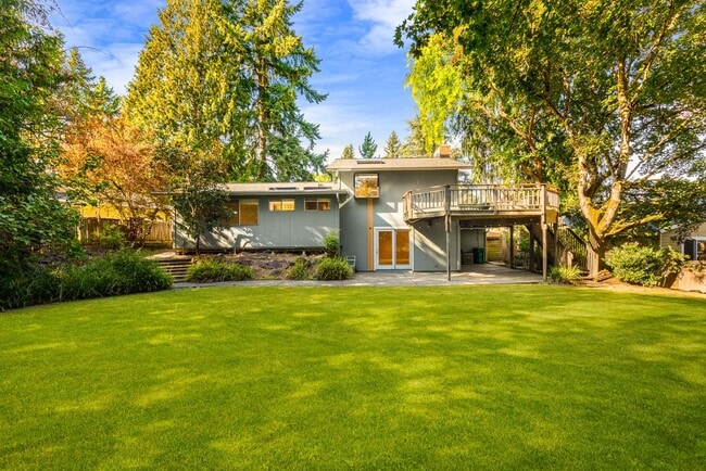 Building Photo - Charming Tri-Level Home in Ideal Location ...
