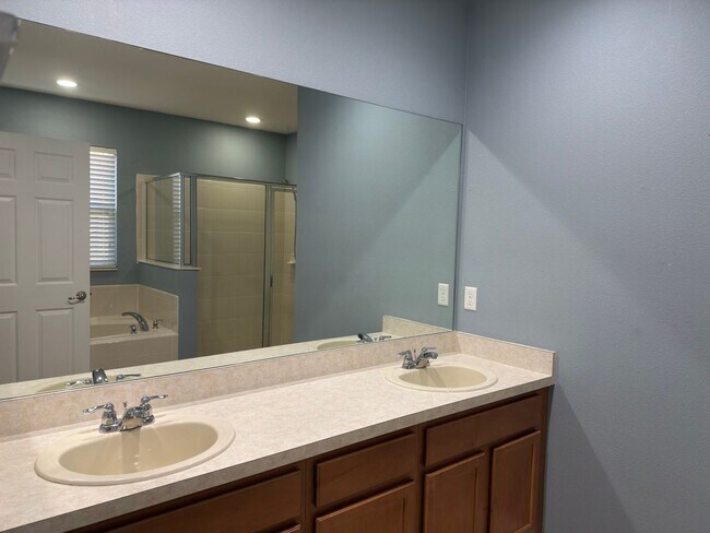 Building Photo - 5-Bed / 4.5 Bath Pool Home Available Now!