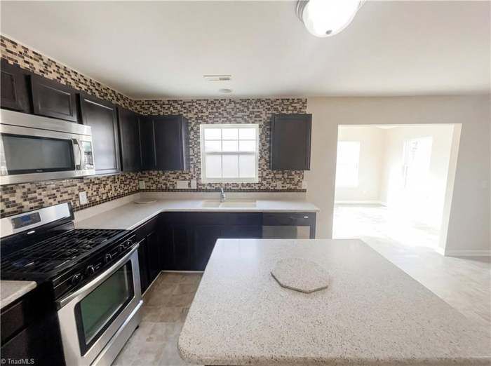 Building Photo - 2518 Macleod St