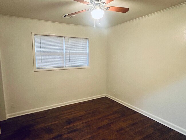 Building Photo - Updated 3 bedroom home in great location!