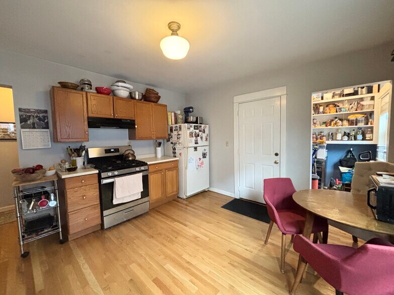 Building Photo - 94-96-96 Rossmore Rd