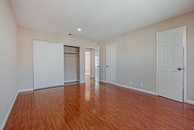 Building Photo - BEAUTIFUL REMODELED TWO STORY TOWNHOME IN ...