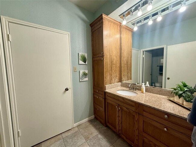 Building Photo - Beautiful 2 bedroom 1 bath condo