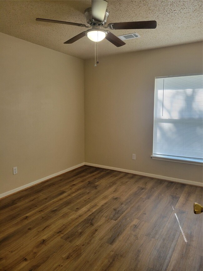 Building Photo - 9315 Southleigh Dr