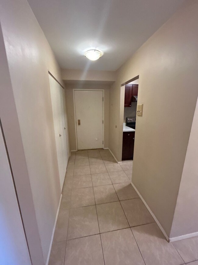 Building Photo - Fantastic 2 Bed 2 Bath Condo in the U Dist...