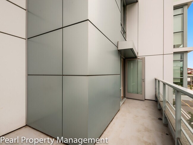 Building Photo - Waterfront Pearl - 1 bed/1.5 bath/den sw corner unit with parking/2 balconies/river view/most uti...