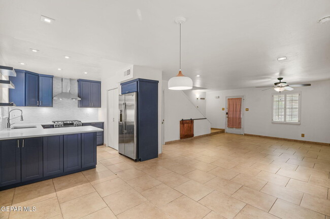 Building Photo - 350 Thunderbird Dr
