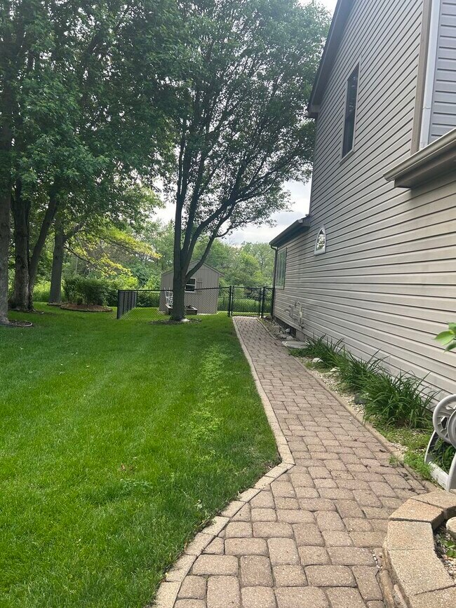 Building Photo - 527 Springwood Ln