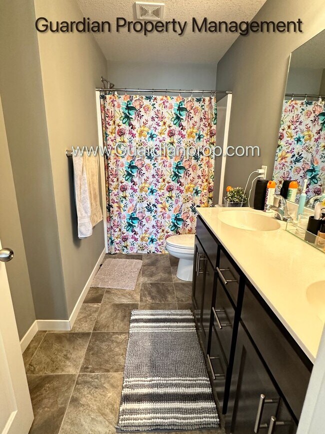 Building Photo - Champlin Town Home, Fireplace, 2 Car Garag...
