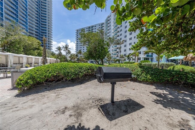 Building Photo - 3000 S Ocean Dr
