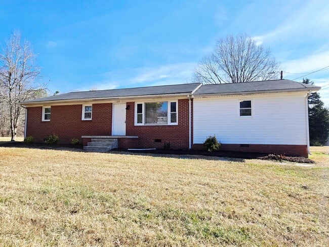 Building Photo - 4 bedroom 2 bathroom house close to downtown Gibsonville!