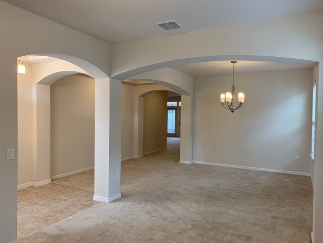 Building Photo - WINDERMERE TRAILS HOME  4 Bed 3.5 BATH