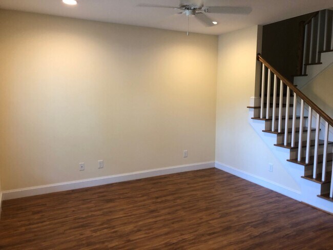 Building Photo - 3 Bed 2 Bath Single Family Home - Students Welcome!