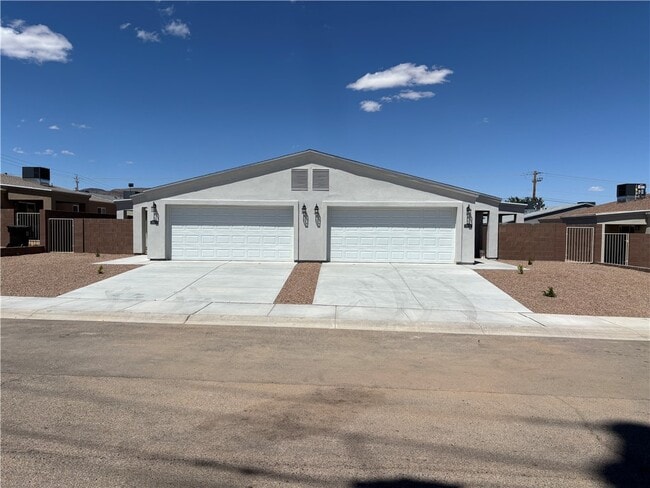 Building Photo - 915 E Berk Ave