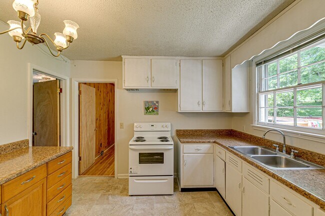 Building Photo - Cozy One Story, 3 bedroom, 2 baths, 1411 sqft