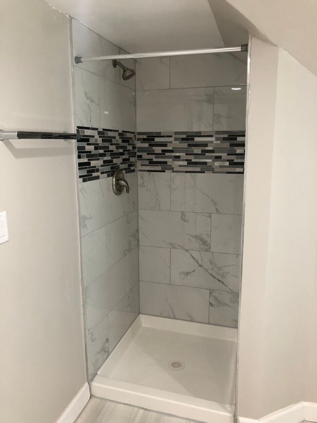 Building Photo - Large remodeled 4bed/2bath close to schools and transportation!