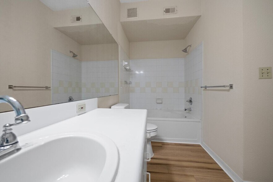 Building Photo - 11510 Villa Grand