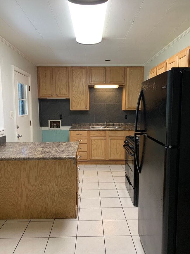 Building Photo - 3bed/1bath close to Southwest drive.