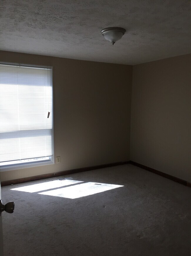 Building Photo - Charming 4 bedroom / 2 bath home waiting f...