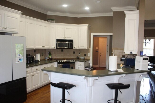 Building Photo - 4 Bedroom Single Family Home in Nashville