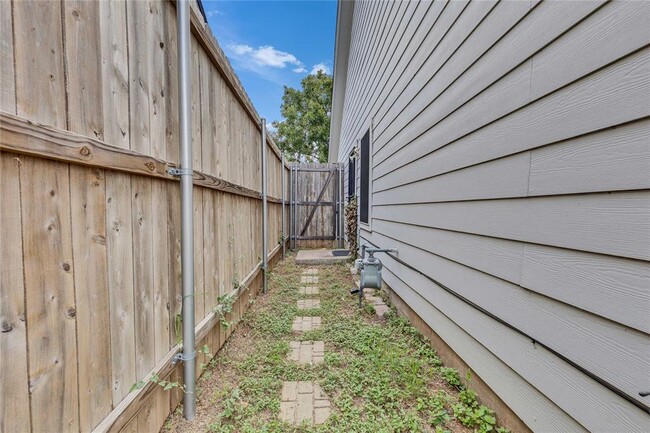 Building Photo - 1708 Lovingood Dr
