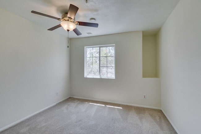 Building Photo - GORGEOUS OPEN FLOORPLAN*GATED COMMUNITY*CO...