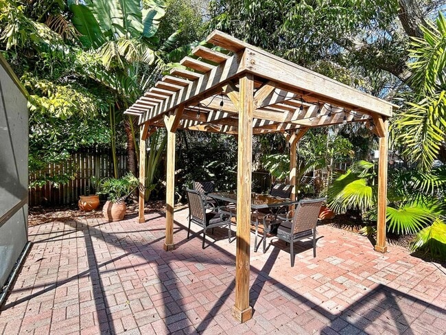 Building Photo - Beautiful Clearwater Home with Pool - 2bed|2bath WITH BONUS ROOM