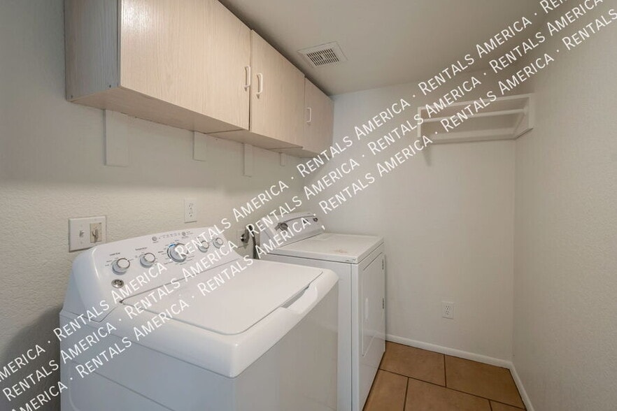 Building Photo - 1530 E Whitten St