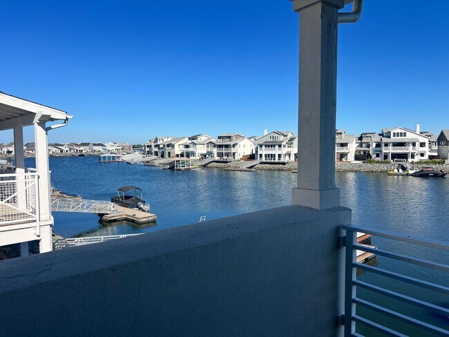 Building Photo - Waterfront Beauty
