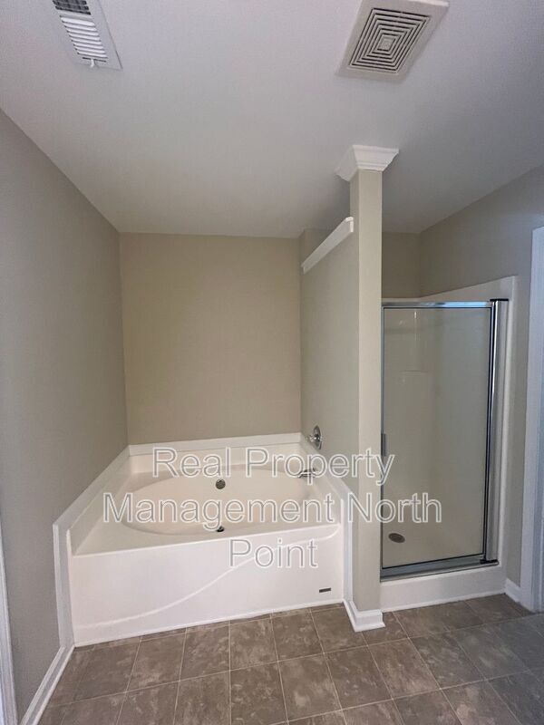 Building Photo - 2031 Lakeshore Overlook Dr