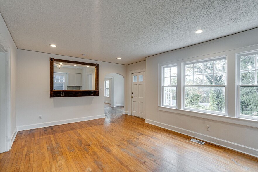 Building Photo - 203 N Seminole Dr