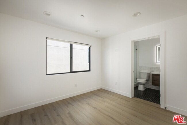 Building Photo - 2653 Vineyard Ave