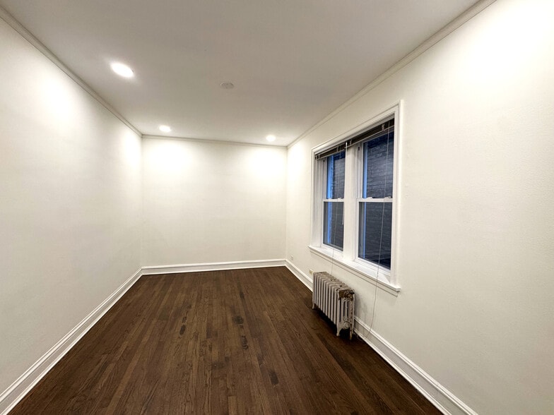 Building Photo - 1406 W Thorndale Ave