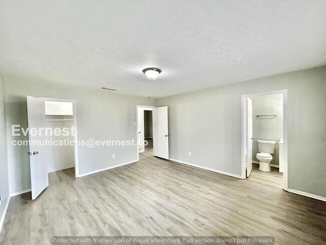 Building Photo - 3 Bed, 2 Bath Home with Fenced Yard & Garage / Pet-Friendly / Available Now!