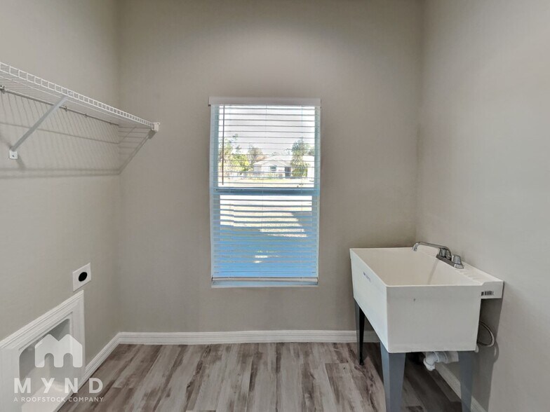 Building Photo - 7423 W Cameo Cir