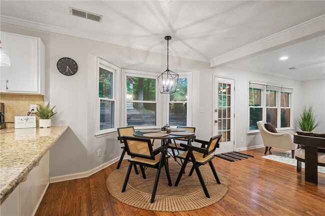 Building Photo - 10965 Pinehigh Dr
